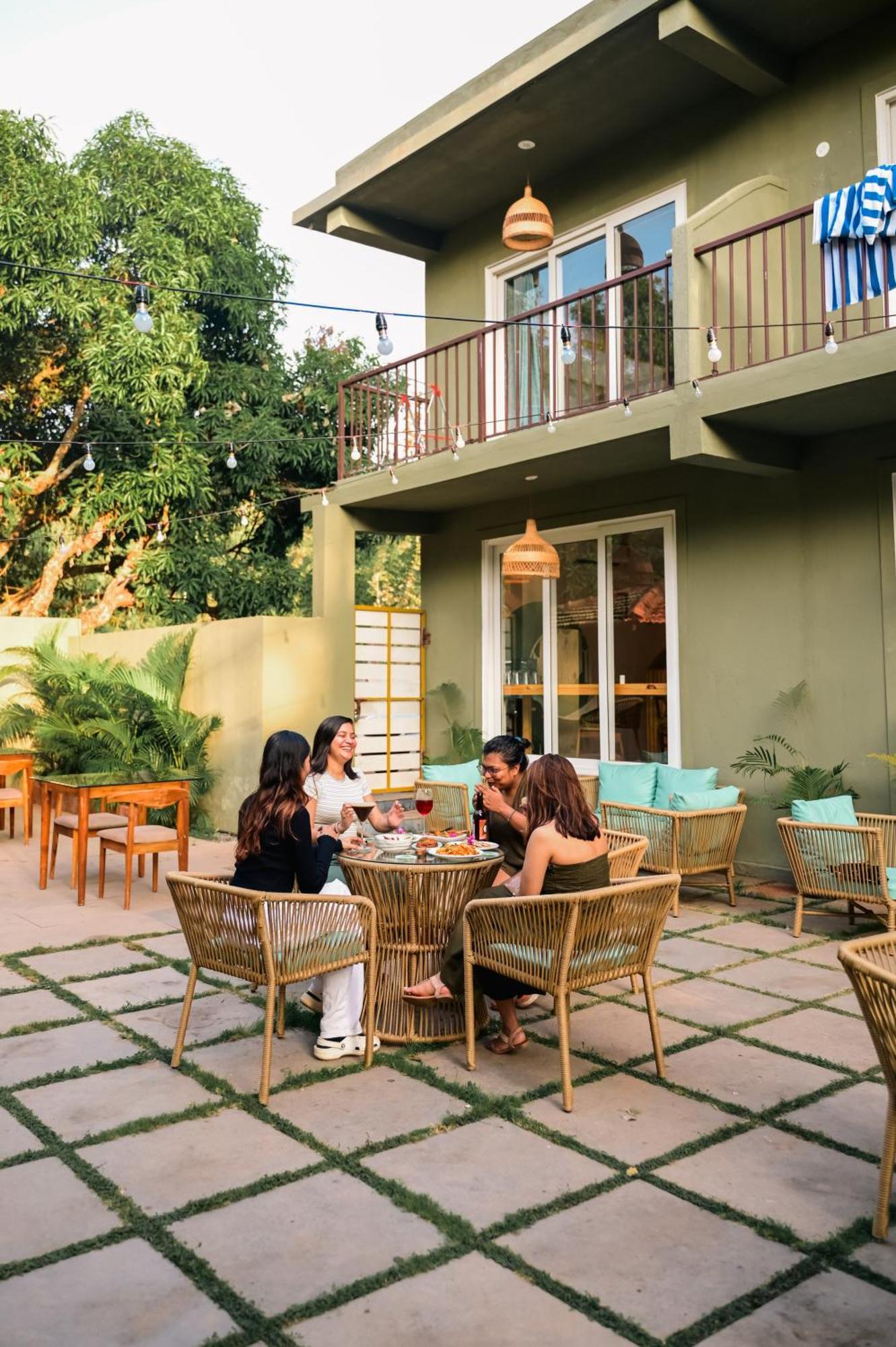 Locomo Boutique, Morjim - Stay Work Eat Esterno foto
