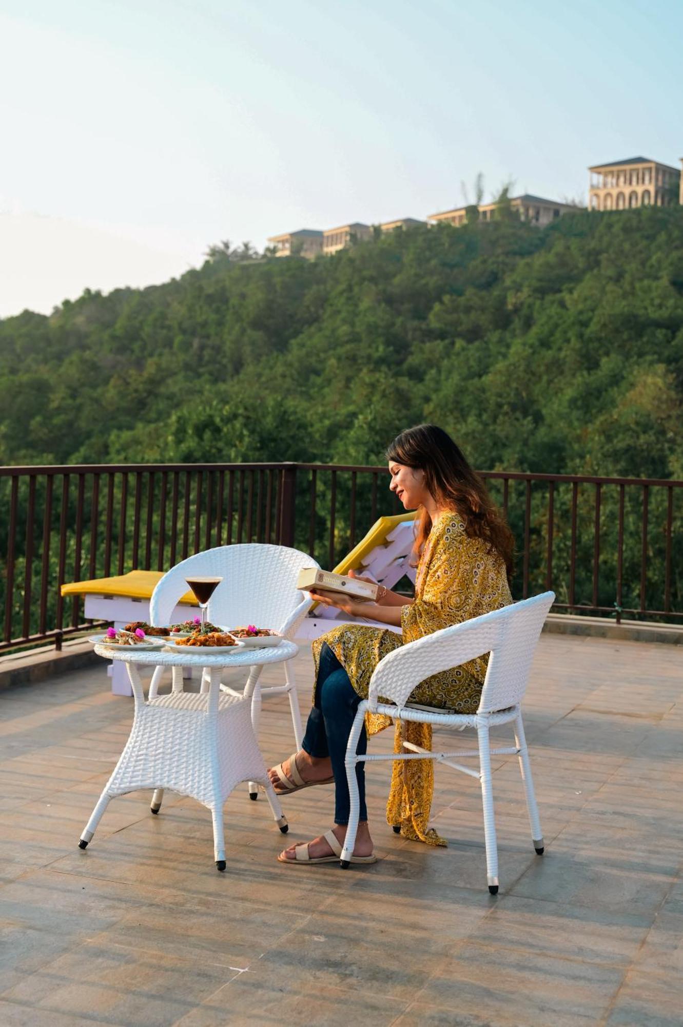 Locomo Boutique, Morjim - Stay Work Eat Esterno foto