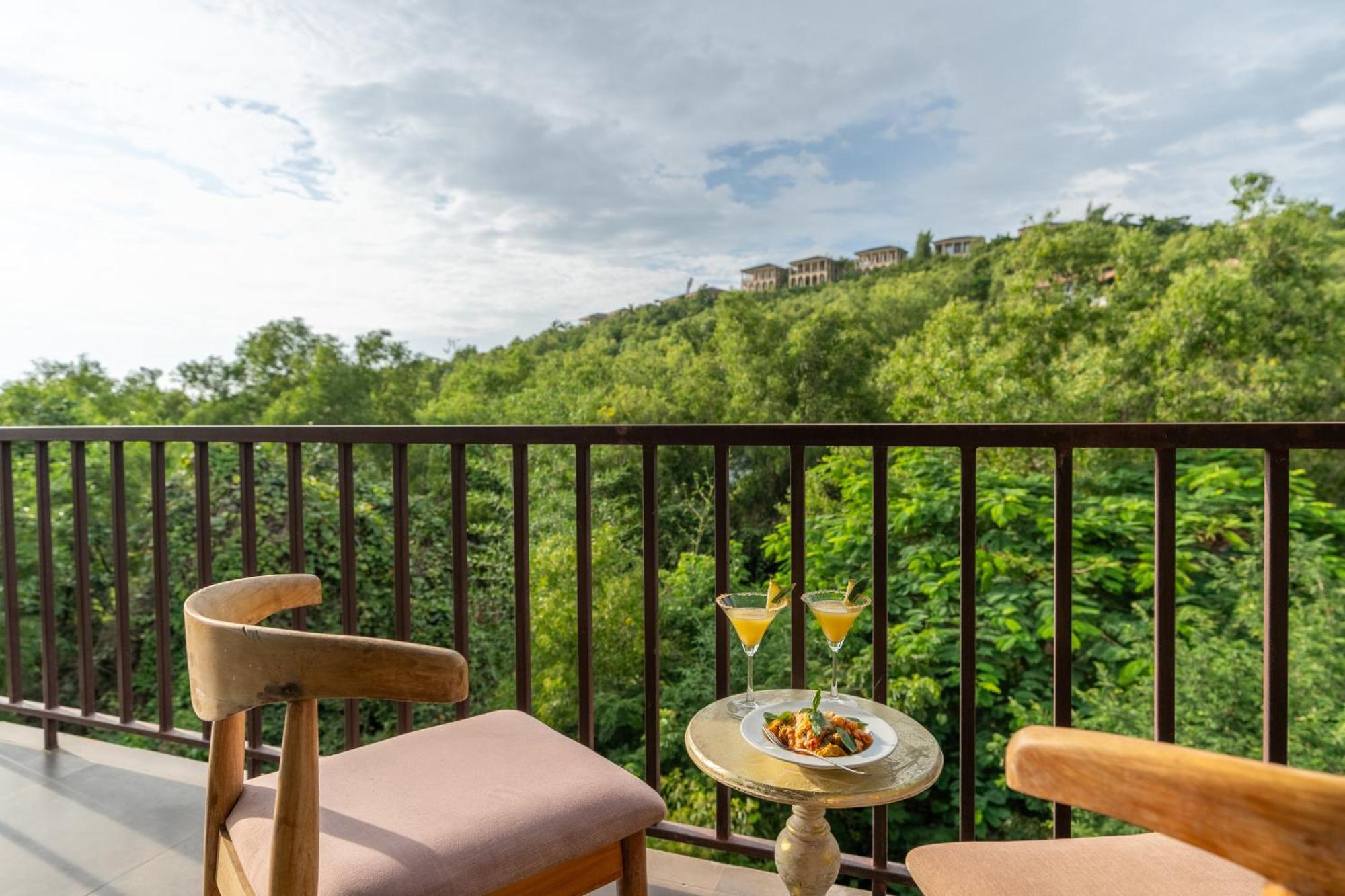 Locomo Boutique, Morjim - Stay Work Eat Esterno foto